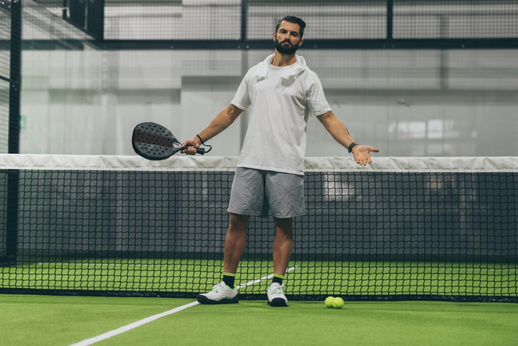 Une piste de padel réglementaire est séparé par un filet avec 10 mètres de chaque côté.