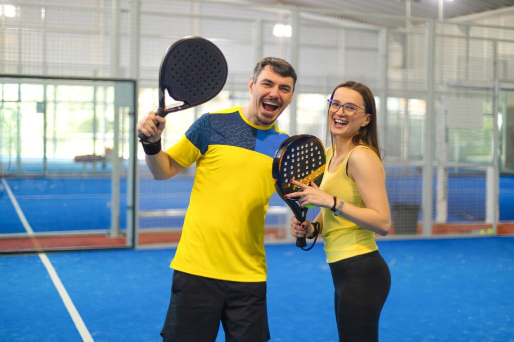 Deux joueurs dans un club de padel sur une piste extérieure
