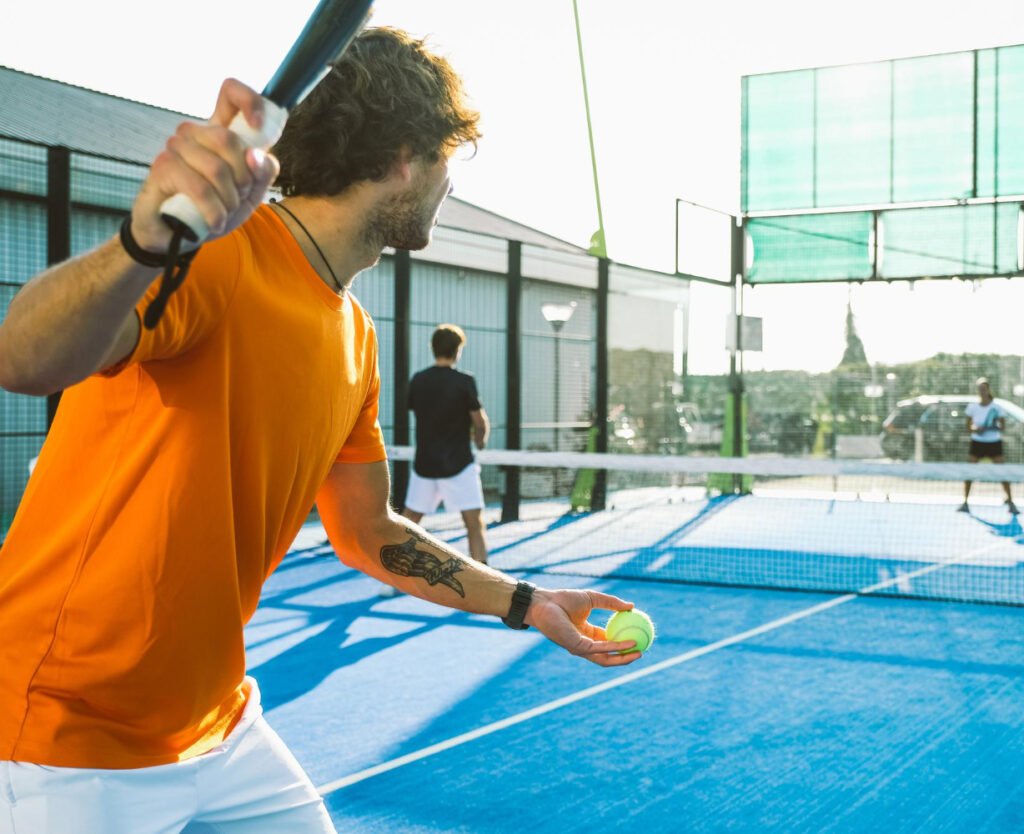 Comparaison visuelle des terrains de padel, tennis et squash.