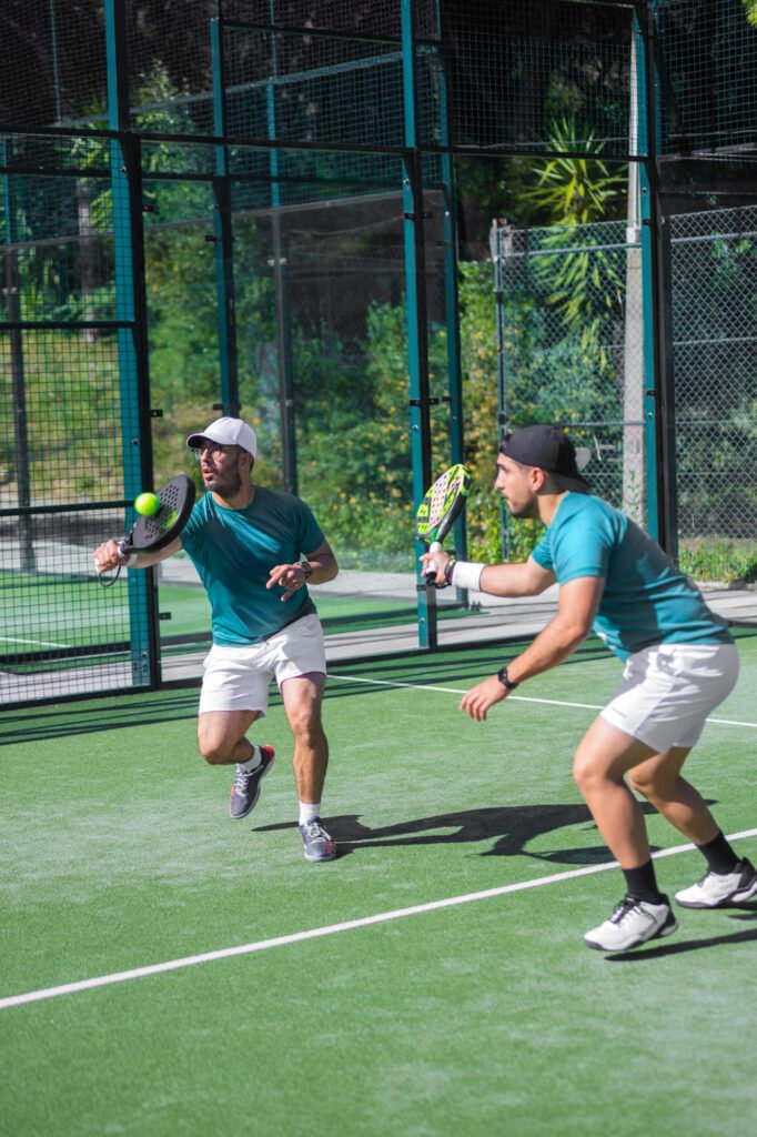 Les tournois de padel se jouent en poules et phases finales.