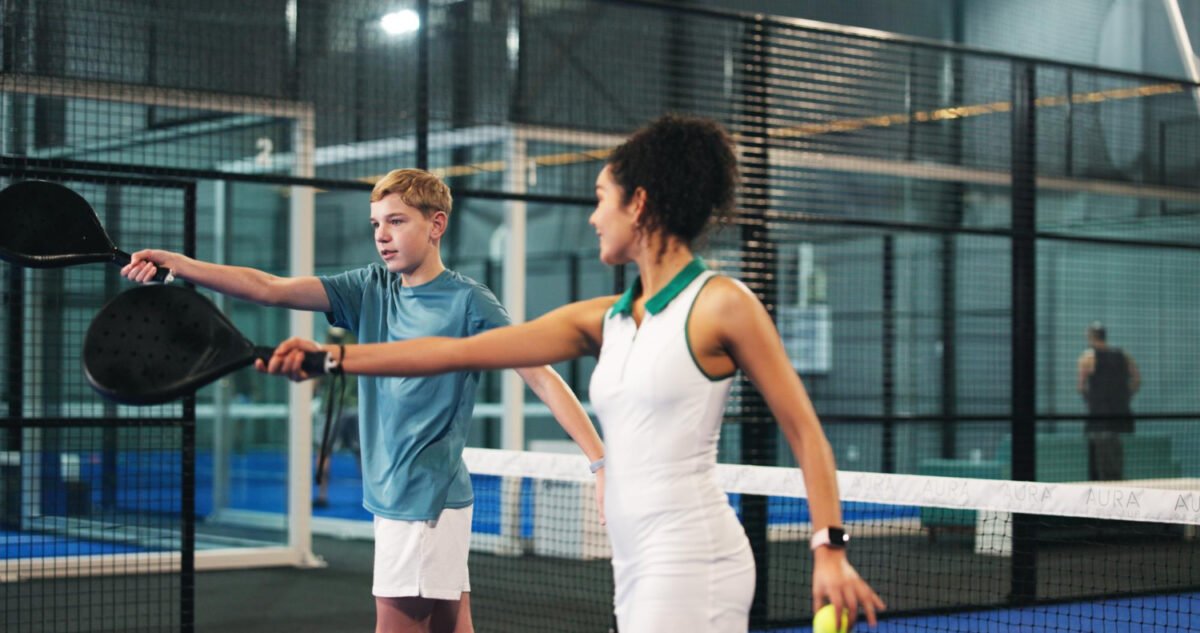 débuter le padel permet de découvrir ce nouveau sport