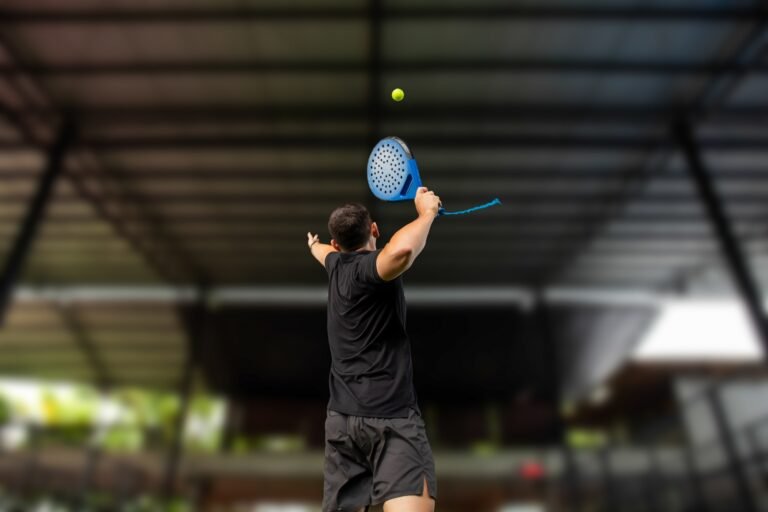 joueur de padel réalise une badeja
