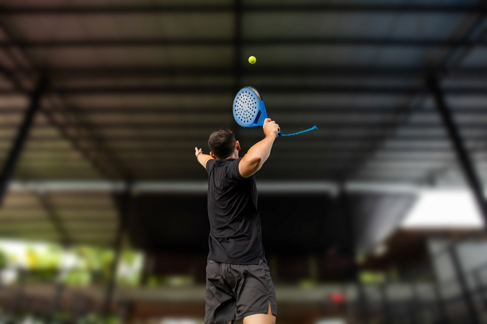 joueur de padel réalise une badeja