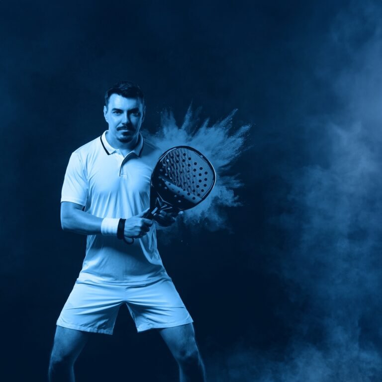 Le padel est un sport de raquette qui se joue uniquement en double