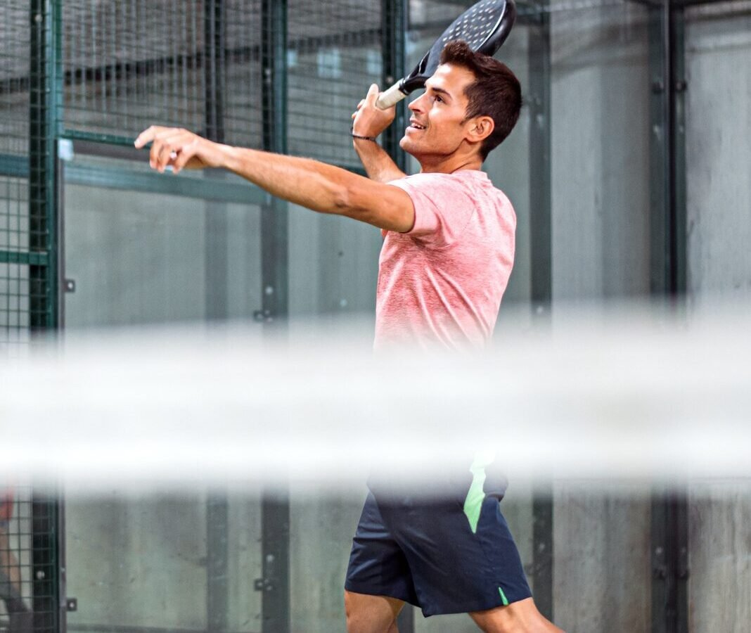 Joueur de padel se préparant à frapper une balle haute