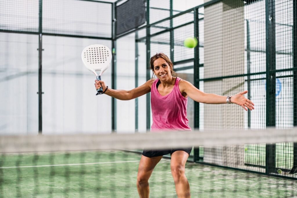 Joueuse de padel en action près du filet