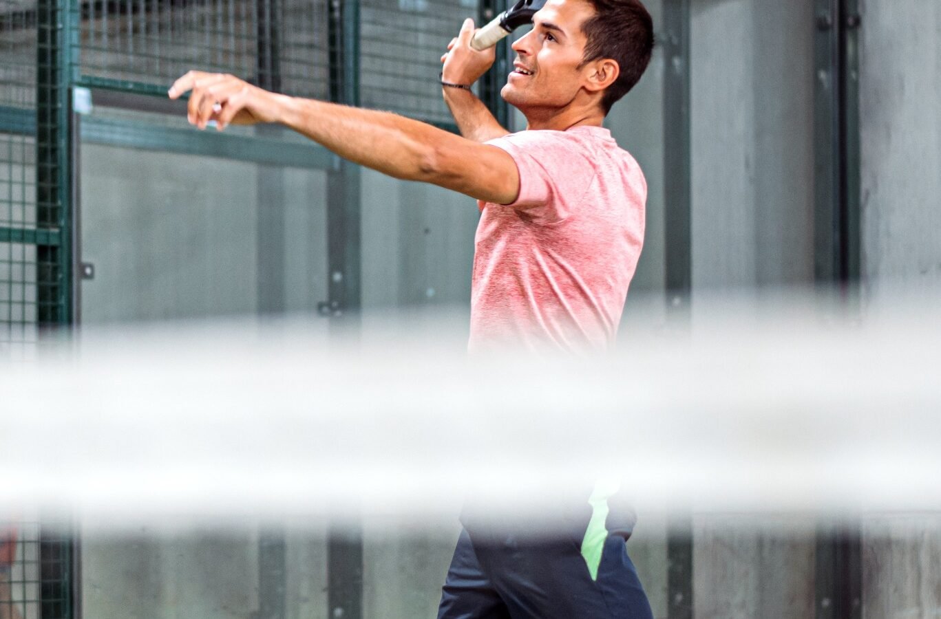 Joueur exécutant un coup aérien de padel