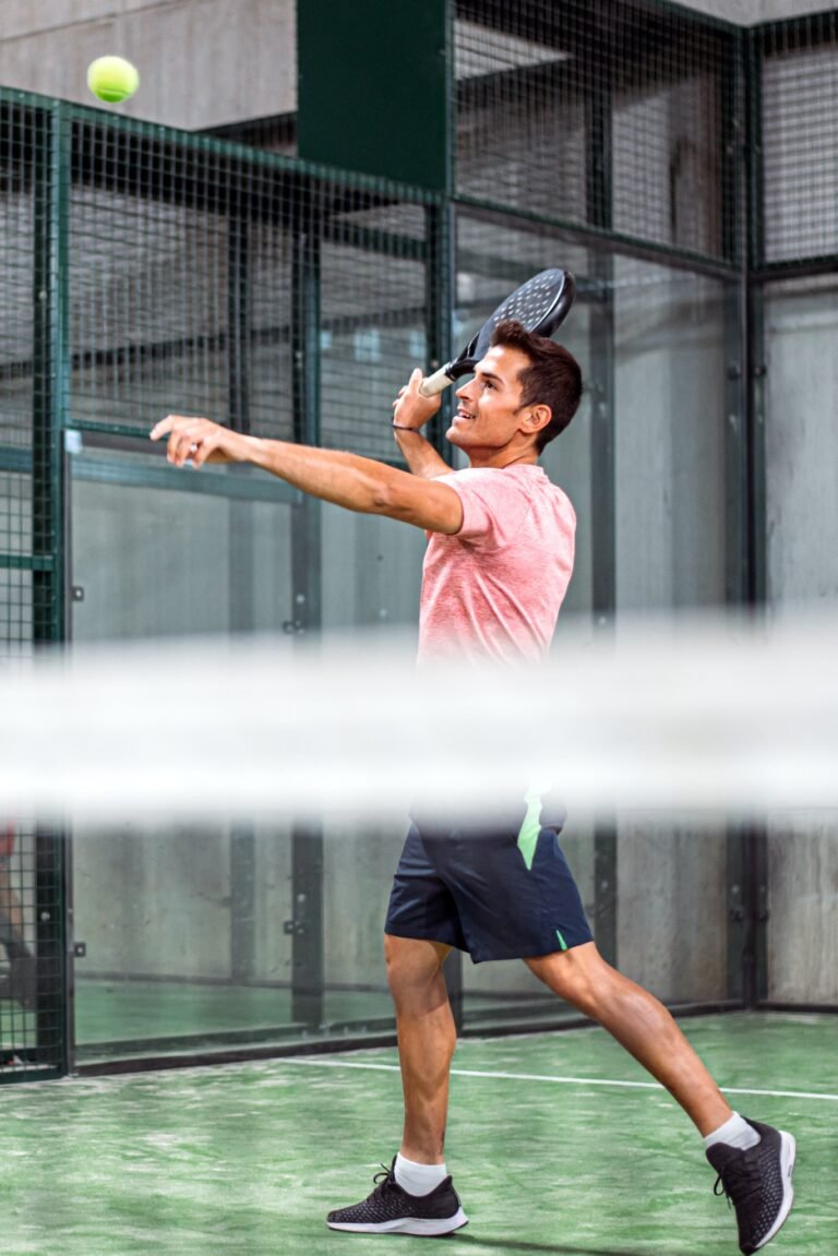 Joueur exécutant un coup aérien de padel