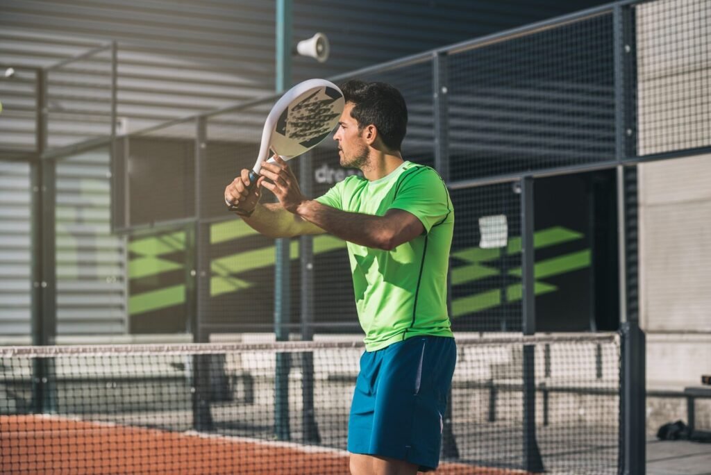 Joueur de padel préparant une frappe sur une piste