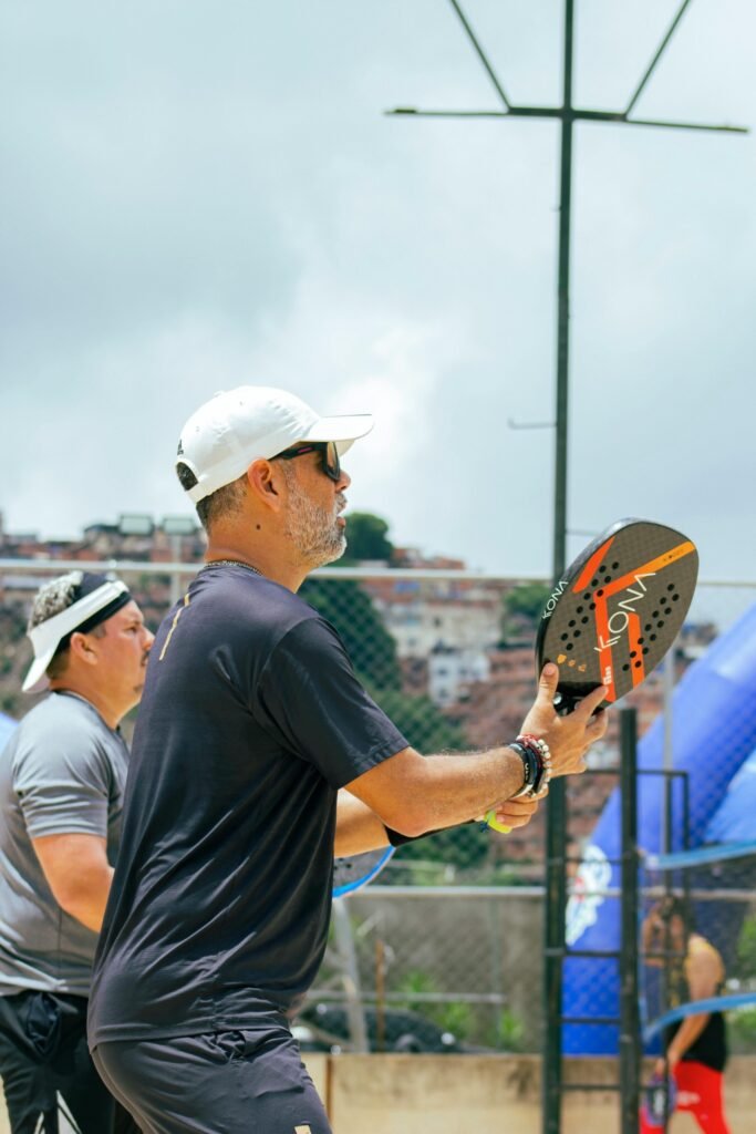 Joueur tenant sa raquette de padel avant la frappe